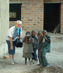 Helga Schlosser mit Kindern in Tansania